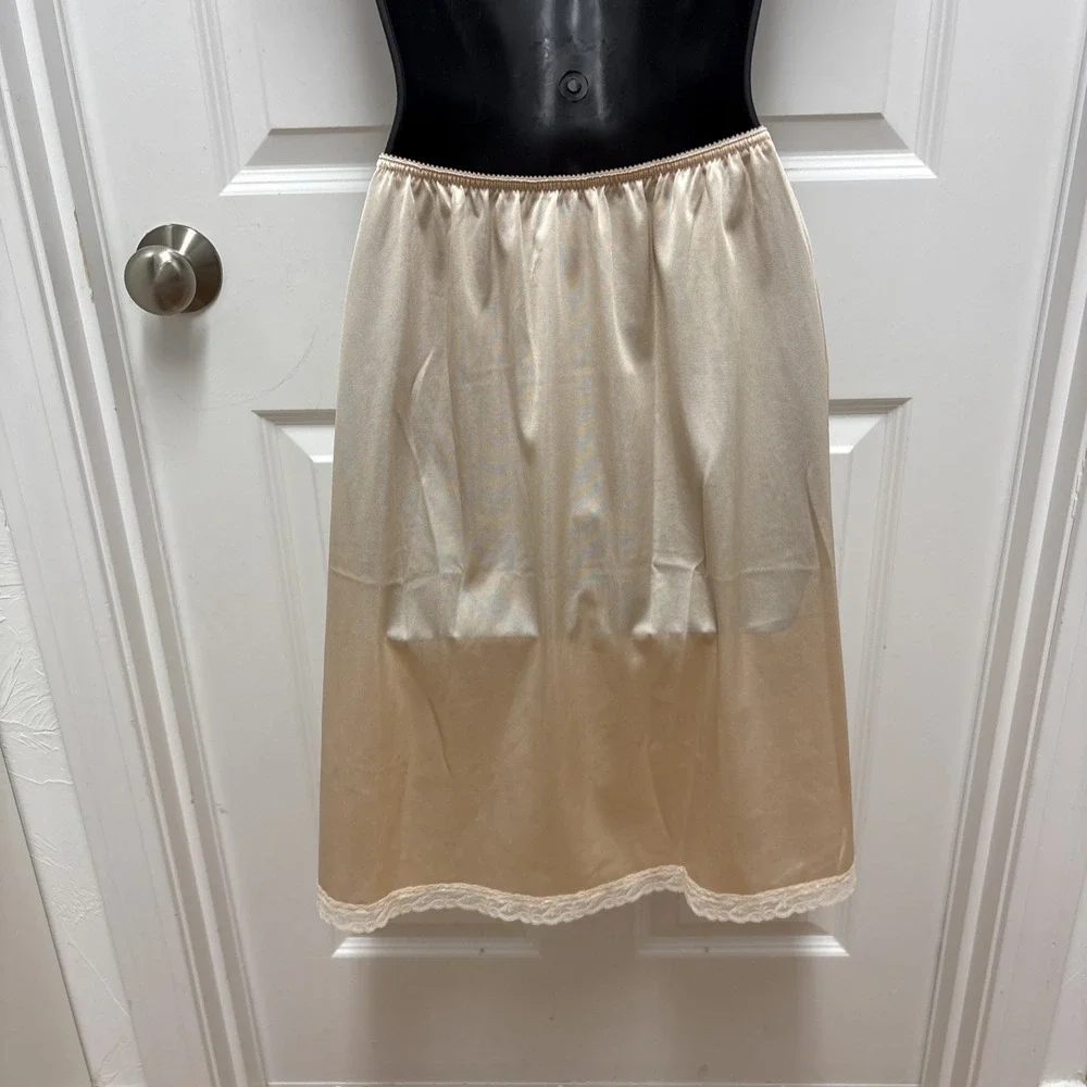 Woman's Warners Apricot Colored Perfect Measure Half Slip Lace Hem - Large